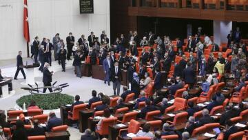 Βίντεο: Η στιγμή που οι Τούρκοι βουλευτές μαθαίνουν για την απόφαση μετατροπής της Αγιάς Σοφιάς σε τζαμί