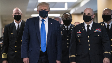 Ο Τραμπ φόρεσε μάσκα δημόσια για πρώτη φορά - Δείτε βίντεο