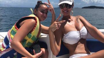 Ιωάννα Λίλη – Μαρία Ζαγοράκη: Ο ήλιος καίει πολύ στη Μύκονο 