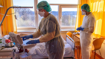 Κορωνοϊός: Διπλασιάστηκαν οι εισαγωγές ασθενών με τον ιό στα νοσοκομεία τον Ιούλιο!