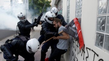 Επεισόδια έξω από την ΑΣΟΕΕ - Τρεις συλλήψεις 