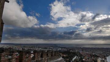 «Διπρόσωπος» ο καιρός το Σαββατοκύριακο: Ήλιος και συννεφιές το απόγευμα - Σε ποιες περιοχές θα βρέξει