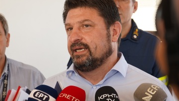 Χαρδαλιάς: Με σκίτσο του Αρκά «επιτίθεται» σε λαϊκιστές και συνωμοσιολόγους 