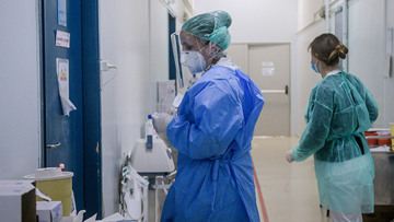 Κορωνοϊός: Ανησυχία από τις εισαγωγές στα νοσοκομεία - Με μάσκα από σήμερα όλοι στα σούπερ μάρκετ