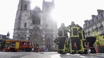 Φωτιά στον καθεδρικό της Νάντης: Διενεργείται έρευνα για εμπρησμό από πρόθεση