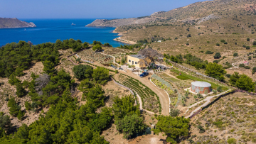 Ένας «στρατώνας» γεμάτος χρώματα και αρώματα στη Λέρο