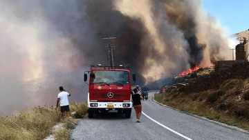 Φωτιά στην Άνδρο: Εκκενώθηκε ο οικισμός Καλαμάκι 