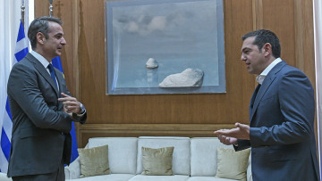 Πάνω από μία ώρα κράτησε η συνάντηση Μητσοτάκη - Τσίπρα για το Καστελόριζο