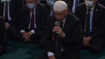 Ιστορική βεβήλωση: Στην Αγιά Σοφιά προσευχήθηκε ο Ερντογάν - «Έγινε και πάλι τζαμί», δήλωσε