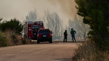 Βελτιώνεται η εικόνα των πυρκαγιών σε Ηλεία και Κορινθία