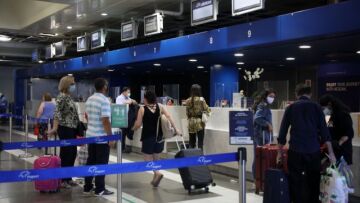 Με «χαμηλές πτήσεις» η επιβατική κίνηση τον Ιούλιο στα ελληνικά αεροδρόμια 