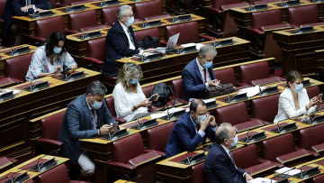 Ιστορίες με μάσκες στη Βουλή: Δείτε φωτογραφίες