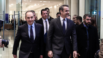 Κορωνοϊός: Σύσκεψη πρωθυπουργού με Κικίλια, Πλακιωτάκη και λοιμωξιολόγους για τα πρωτόκολλα στην ακτοπλοΐα