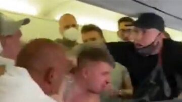 Βίντεο: Μεθυσμένοι επιβάτες αεροπλάνου αρνήθηκαν να φορέσουν μάσκα και... πιάστηκαν στα χέρια 