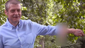 Η απίστευτη ιστορία ενός Βρετανού με πέος στο... χέρι - Δείτε βίντεο