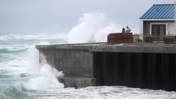 ΗΠΑ: Η τροπική καταιγίδα «Ησαΐας» σαρώνει τις ανατολικές ακτές