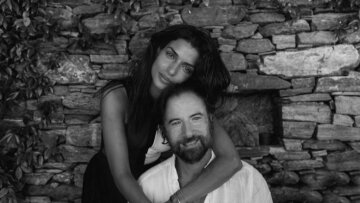 Τόνια Σωτηροπούλου: Βόλτες με σκάφος στις Σπέτσες με τον Κωστή Μαραβέγια και την παρέα τους 