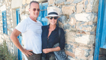 Οικογένεια Τομ Χανκς: Ο πατέρας με διαβατήριο και ο γιος με σταυρό 