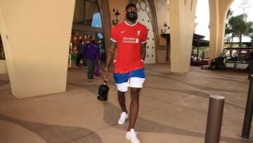 ΛεΜπρόν: Με φανέλα της Λίβερπουλ πριν από το ματς Λέικερς-Θάντερ