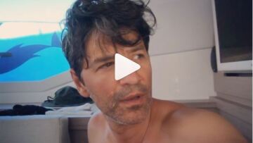 Σάκης Ρουβάς: Αγουροξυπνημένος κάνει βουτιά στη θάλασσα από σκάφος - Δείτε βίντεο