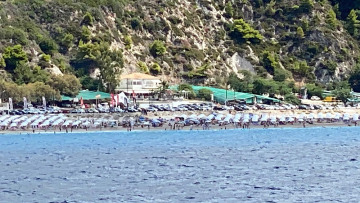 Λευκάδα: Άγνωστη λέξη η απόσταση ανάμεσα σε ομπρέλες σε οργανωμένη παραλία - Τι λένε επιχειρηματίες του νησιού