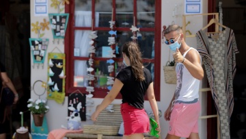 Πόρος: Έκαναν «corona party» σε ξενοδοχείο και μπαρ του νησιού - Πολλά κρούσματα είναι νέοι 20-30 ετών