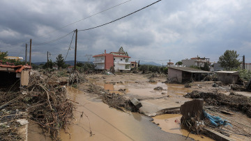 Εύβοια - Κακοκαιρία: Μέσα στις λάσπες βρήκαν οι γονείς του το 8 μηνών βρέφος