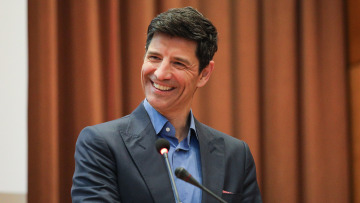 Σάκης Ρουβάς: Περιχαρής που θα τραγουδήσει για πρώτη φορά στο Ηρώδειο