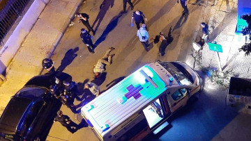 Επίθεση με τσεκούρι στην Καλλιθέα: «Ήταν ένα αγρίμι, δεν μπορούσαμε να τον απομακρύνουμε»