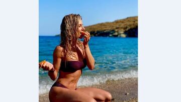 Βίντεο: Καλημέρα με... ακροβατική βουτιά στη θάλασσα από την Ντορέττα Παπαδημητρίου