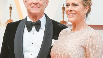 Τομ Χανκς: Με την Ρίτα Γουίλσον θα κάνουμε το εμβόλιο όταν έρθει η σειρά μας