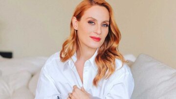 Η Ελεονώρα Μελέτη ποζάρει στο πλατό της νέας της εκπομπής 