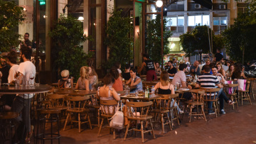 Κορωνοϊός: «Συναγερμός» για να αποφευχθούν τα χειρότερα - Κλειστά μπαρ και στην Αττική μετά τη νέα έξαρση των κρουσμάτων