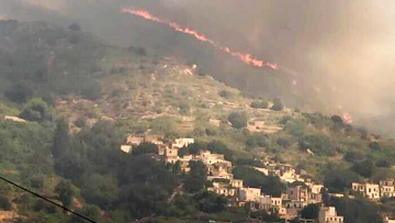 Φωτιά στη Νάξο - Προληπτική εκκένωση οικισμού - Ενισχύονται οι δυνάμεις της Πυροσβεστικής