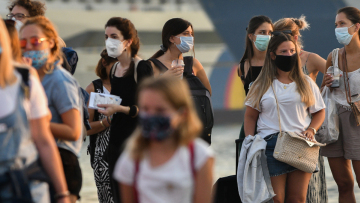 «Κλειδί» η επιστροφή των εκδρομέων - Δειγματοληπτικά τεστ στα λιμάνια Πειραιά και Ραφήνας