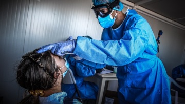 Κορωνοϊός: Αυξάνονται οι έλεγχοι για την τήρηση της καραντίνας - «Βαριά καμπάνα» στους παραβάτες