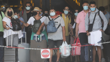 Κορωνοϊός: Ανησυχία από την σημαντική αύξηση των κρουσμάτων σε νέους - Τι σχεδιάζεται για την επιστροφή από τις διακοπές