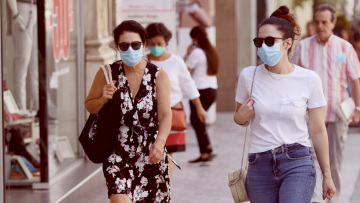 Κορωνοϊός: Ανησυχούν οι ειδικοί για τα ορφανά κρούσματα - «Κλειδιά» οι μάσκες και η τηλεργασία