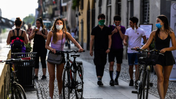 Κορωνοϊός: Από 20 έως 40 ετών οι κύριοι μεταδότες του ιού 