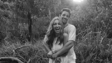 Αποστόλης Τότσικας: Η Ρούλα Ρέβη φωτογραφίζει τον άνδρα της γυμνό στα βράχια