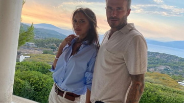 Η Βικτόρια Μπέκαμ δείχνει πώς φοοριέται κομψά ένα μικροσκοπικό σορτς