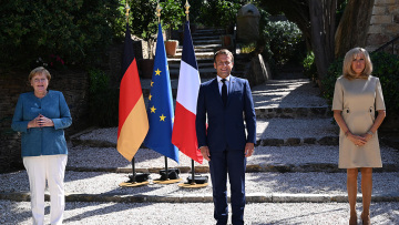 Μέρκελ - Μακρόν: «Θερμή» συνάντηση στη Γαλλική Ριβιέρα για τα «καυτά» προβλήματα