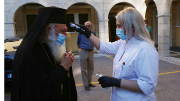 Κορωνοϊός - Φωτογραφίες: Θερμομετρούν τον αρχιεπίσκοπο Ιερώνυμο στην είσοδο της Ιεράς Συνόδου