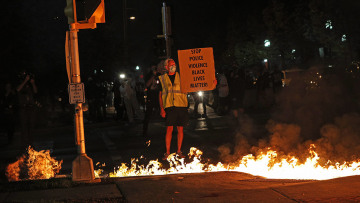 ΗΠΑ: «Φλέγεται» το Ουισκόνσιν - Δύο νεκροί από πυροβολισμούς στις διαδηλώσεις 