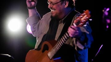 Οι φίλοι τραγουδούν για τον Λαυρέντη Μαχαιρίτσα