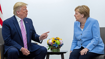 Γερμανία: Η Μέρκελ στα απομνημονεύματά της περιγράφει τον Τραμπ «γοητευμένο» από απολυταρχικούς ηγέτες