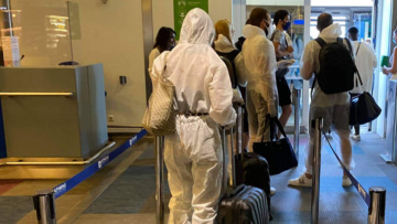 Κορωνοϊός: Τουρίστες πηγαίνουν Μύκονο με... αντι-Covid στολές! - Δείτε βίντεο