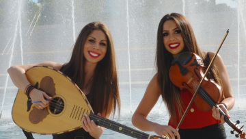Σοφία και Μαρία Κιοσκέρογλου: Οι δύο αδελφές που «καθηλώνουν» το YouTube τραγουδώντας... νησιώτικα