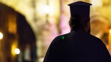 Κορωνοϊός: Γιατρός καταγγέλλει ότι δεν έγινε ιχνηλάτηση επαφών ιερέα που είναι διασωληνωμένος 