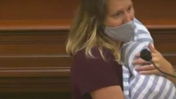 Καλιφόρνια: Viral το βίντεο με μητέρα βουλευτή που ανέβηκε στο βήμα με το νεογέννητο μωρό της